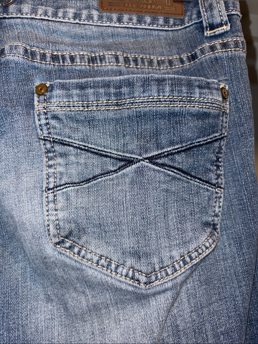 Rock & Republic Light Wash Stud-Trim Wide Leg Jeans - Picture 6 of 9